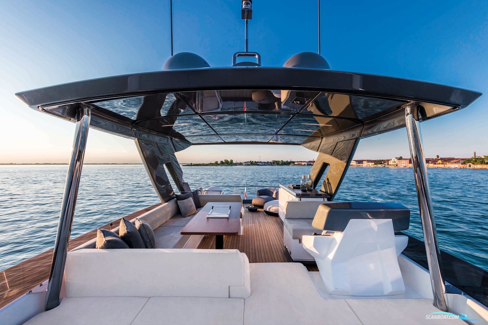 Ferretti Yachts 670