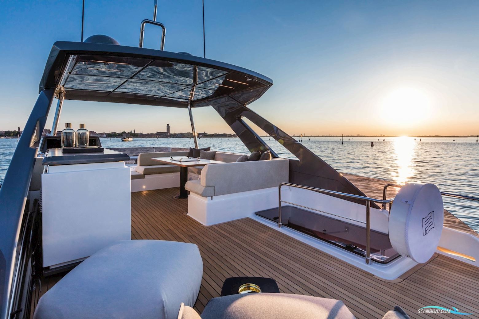 Ferretti Yachts 670