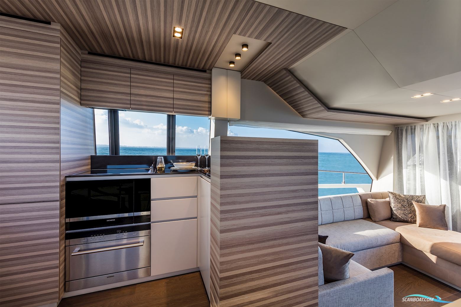 Ferretti Yachts 670