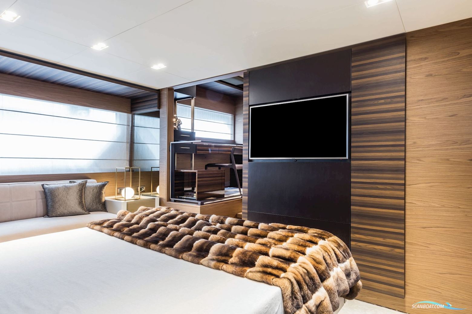 Ferretti Yachts 670