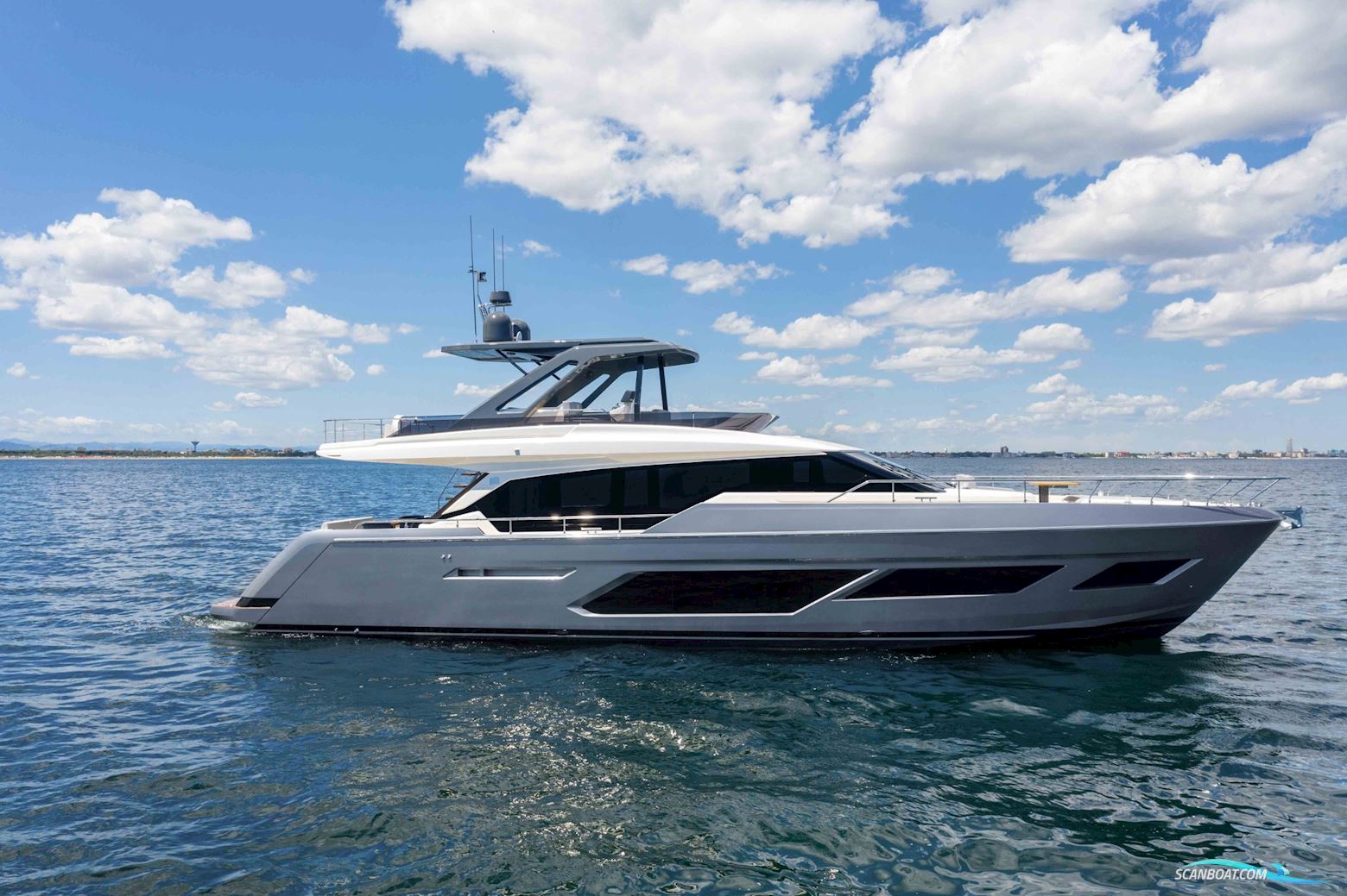 Ferretti Yachts 720
