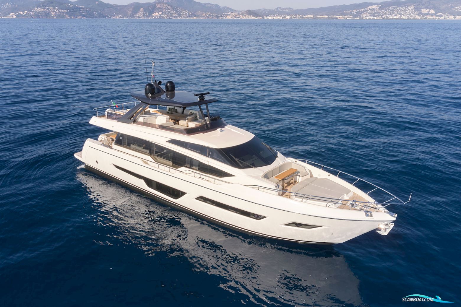 Ferretti Yachts 780