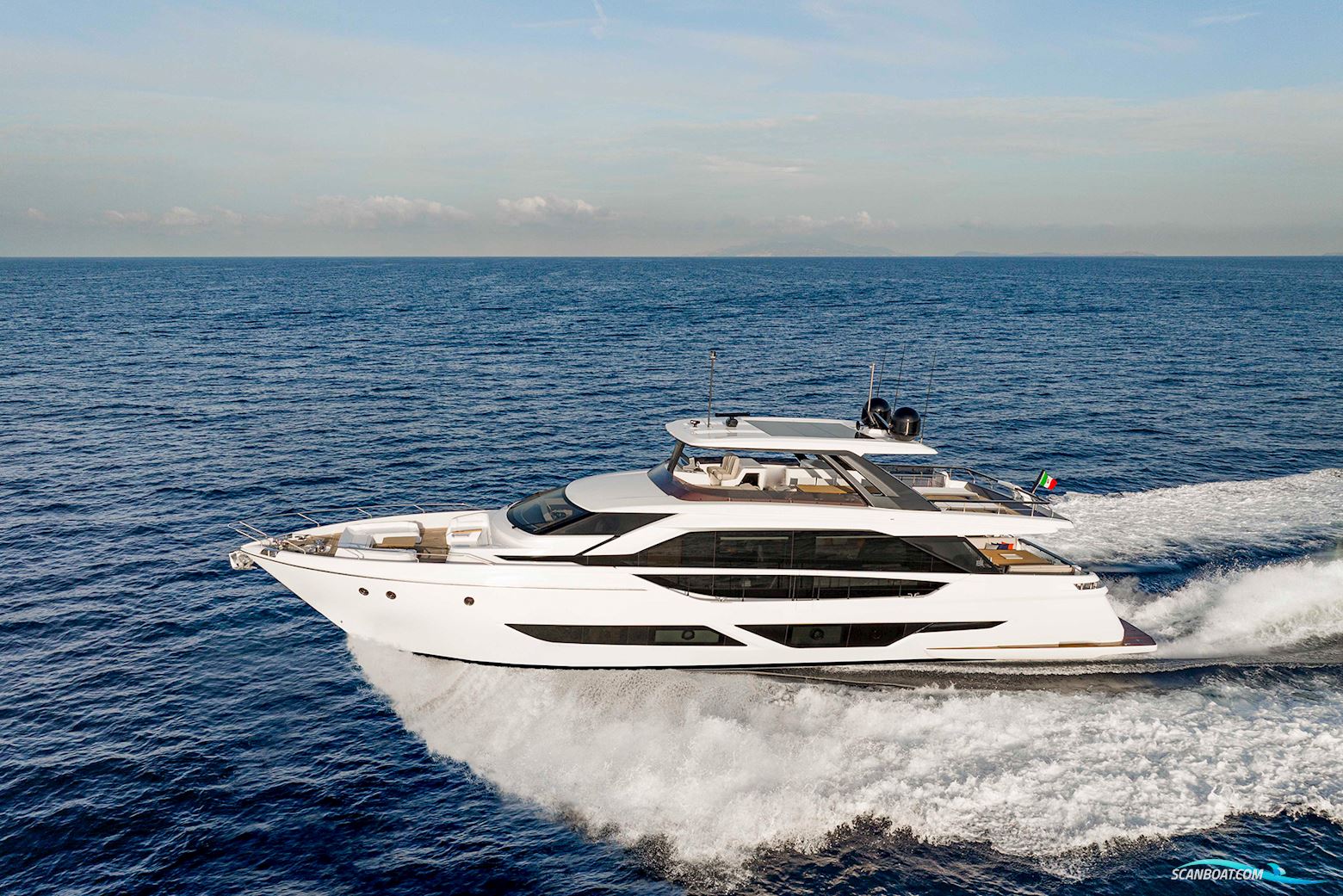 Ferretti Yachts 860