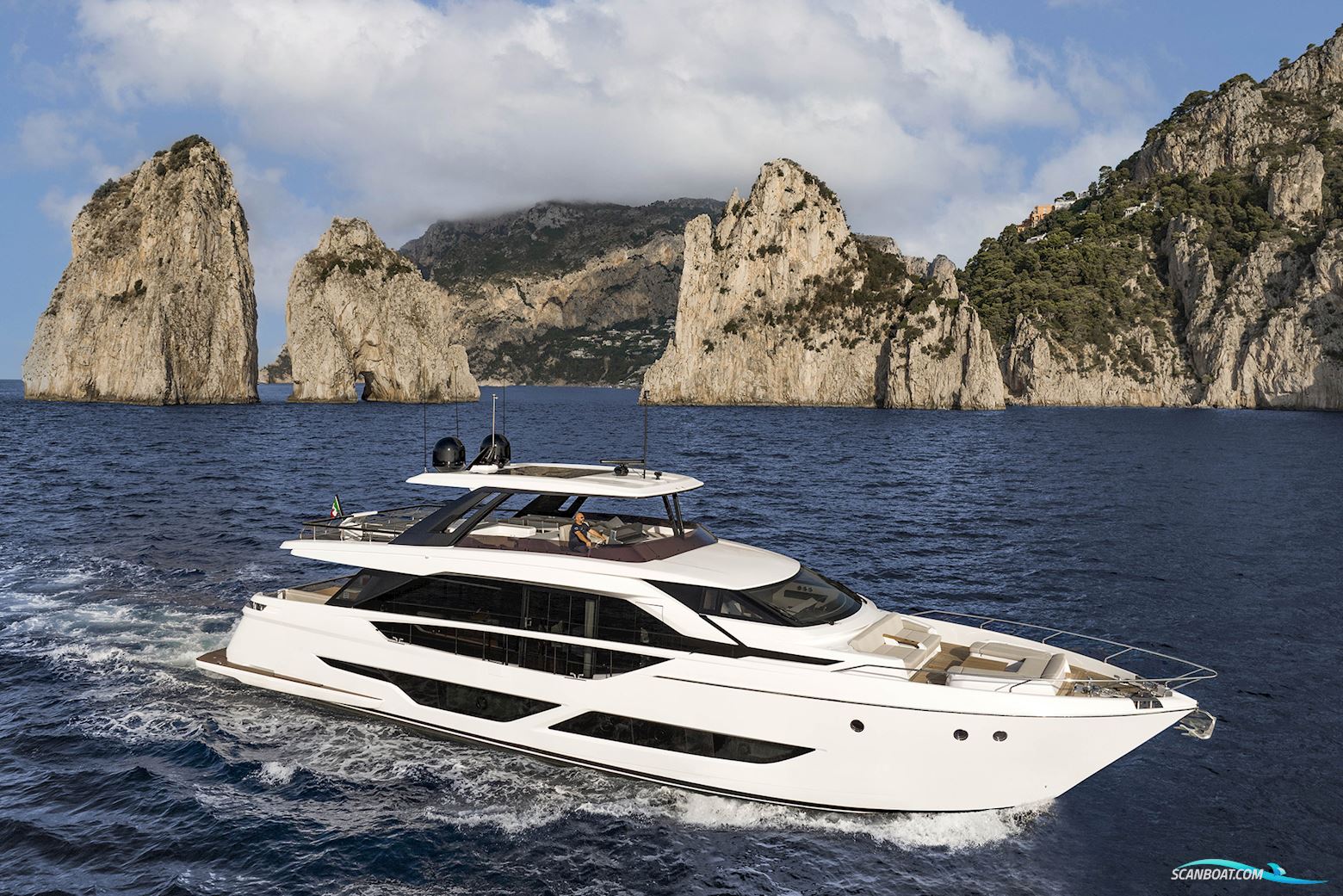 Ferretti Yachts 860