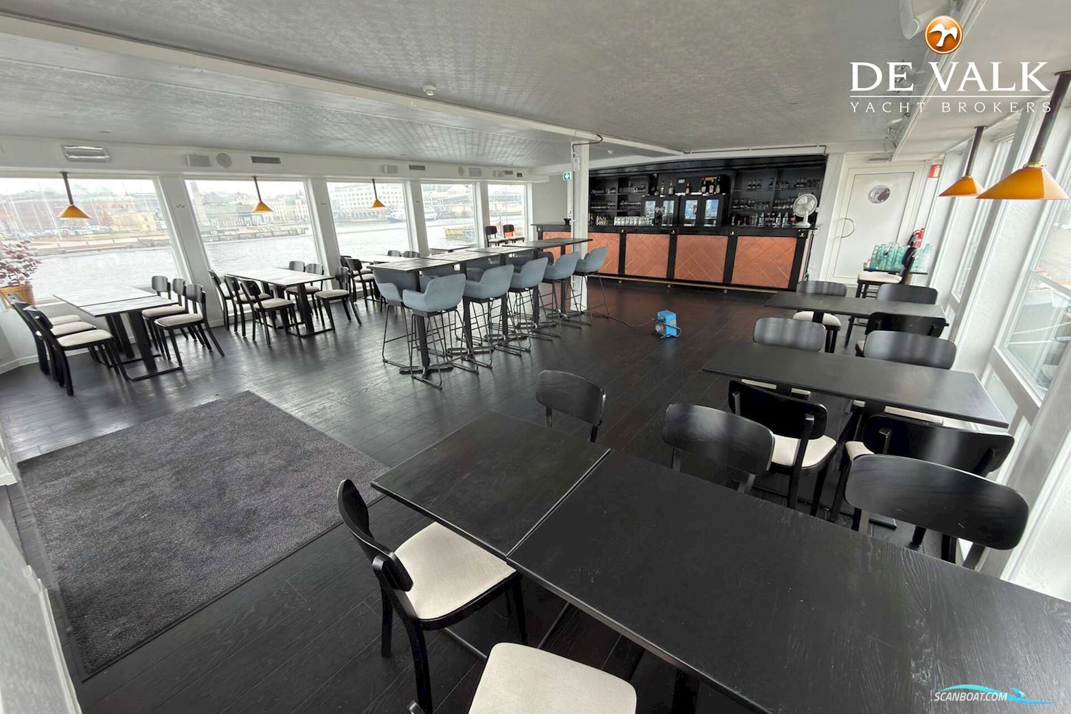 Floating restaurant