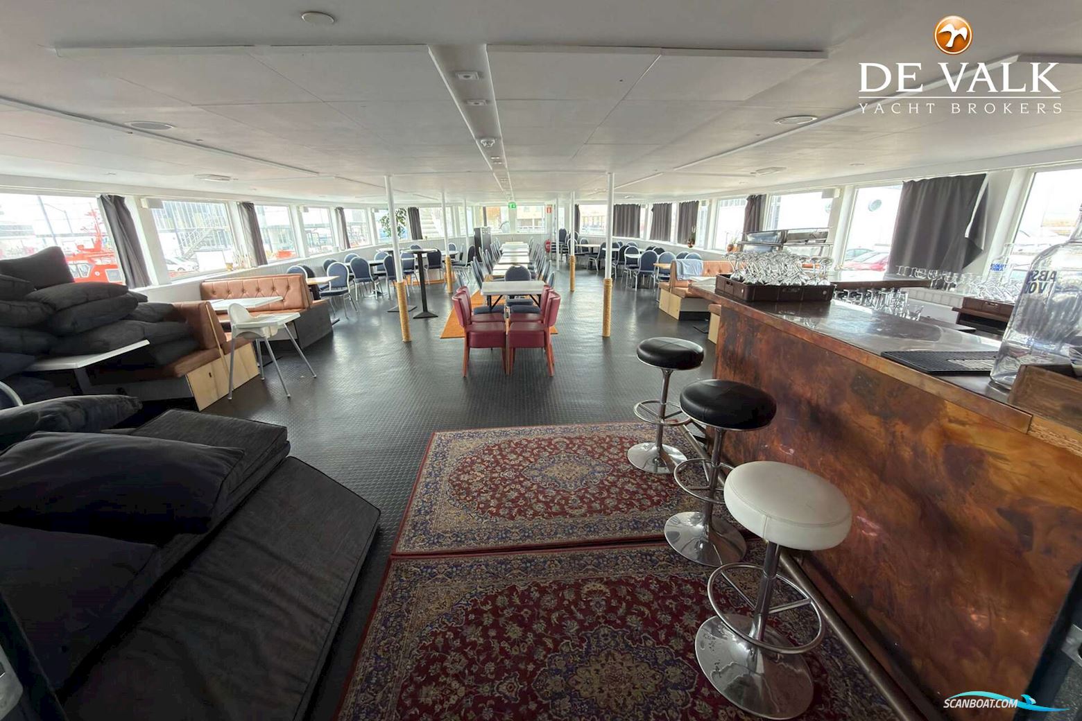 Floating restaurant