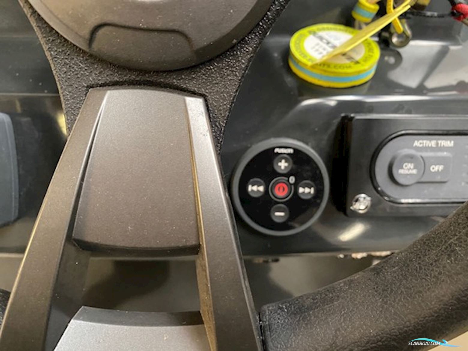 Flot Quicksilver 555 med Mercury 100 HK CT, kun 93,6 timer, SmartCraft, Simrad GO7, Fusion lydanlæg, køleskab og Flexiteak. Velholdt og vinteropbevar