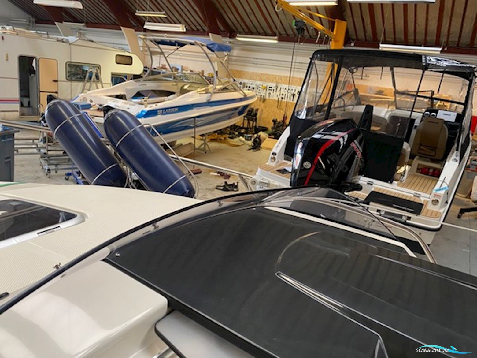 Flot Quicksilver 555 med Mercury 100 HK CT, kun 93,6 timer, SmartCraft, Simrad GO7, Fusion lydanlæg, køleskab og Flexiteak. Velholdt og vinteropbevar