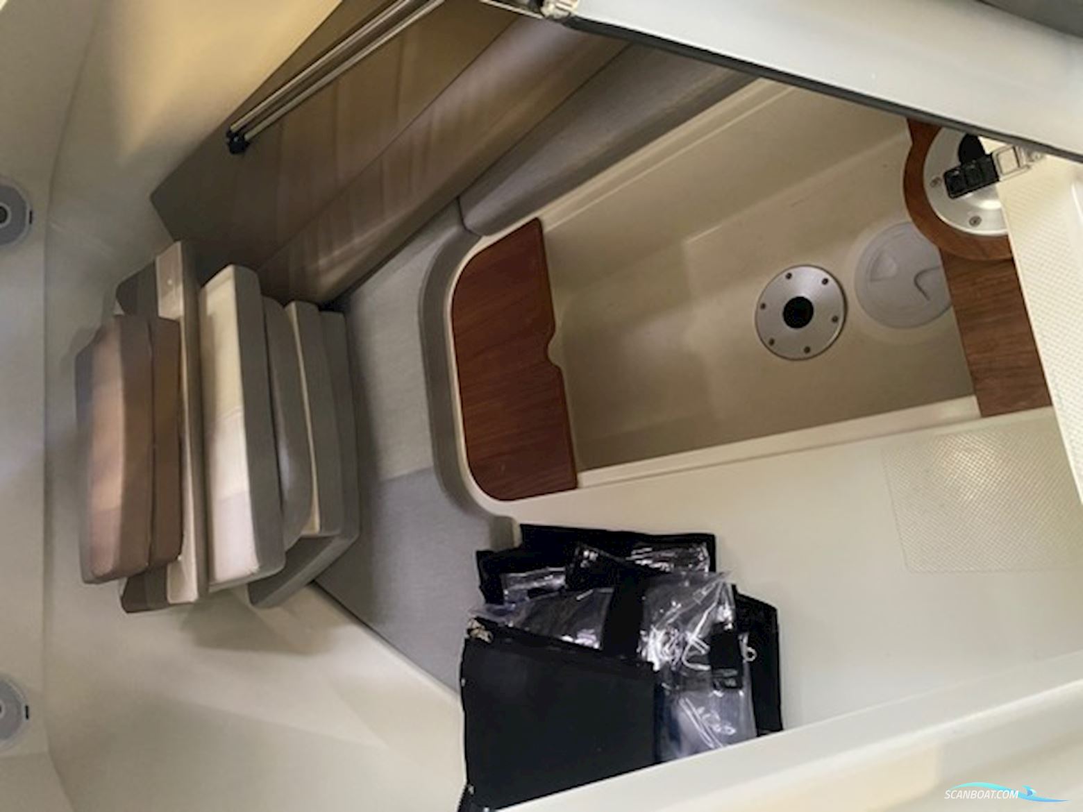 Flot Quicksilver 555 med Mercury 100 HK CT, kun 93,6 timer, SmartCraft, Simrad GO7, Fusion lydanlæg, køleskab og Flexiteak. Velholdt og vinteropbevar