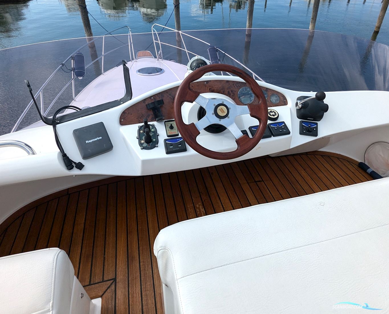 Galeon 330 Fly
