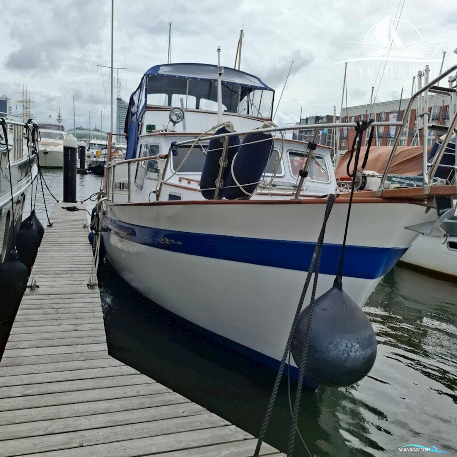 Gladstone Lyall & Co Aquila Queen Trawler 35