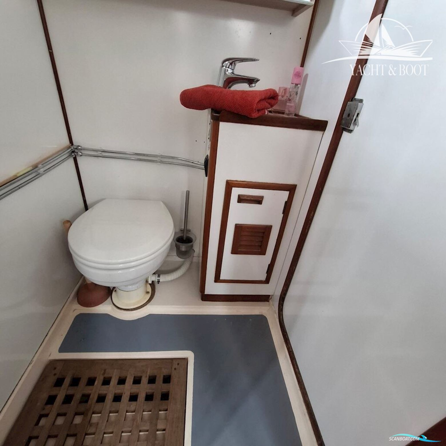 Gladstone Lyall & Co Aquila Queen Trawler 35