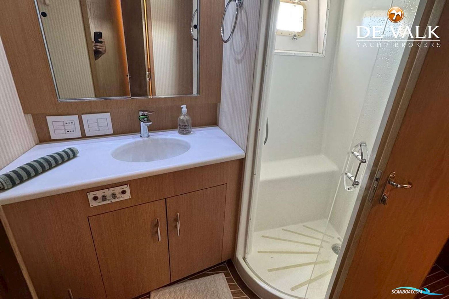 Hatteras 65 Convertible