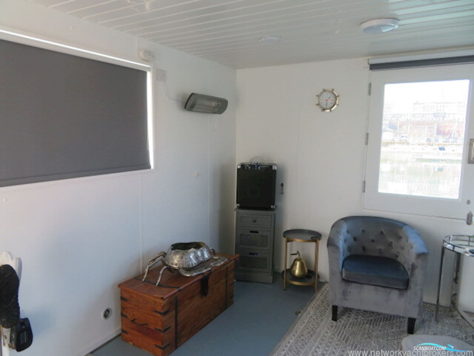 Houseboat Powercat 40 converted to a