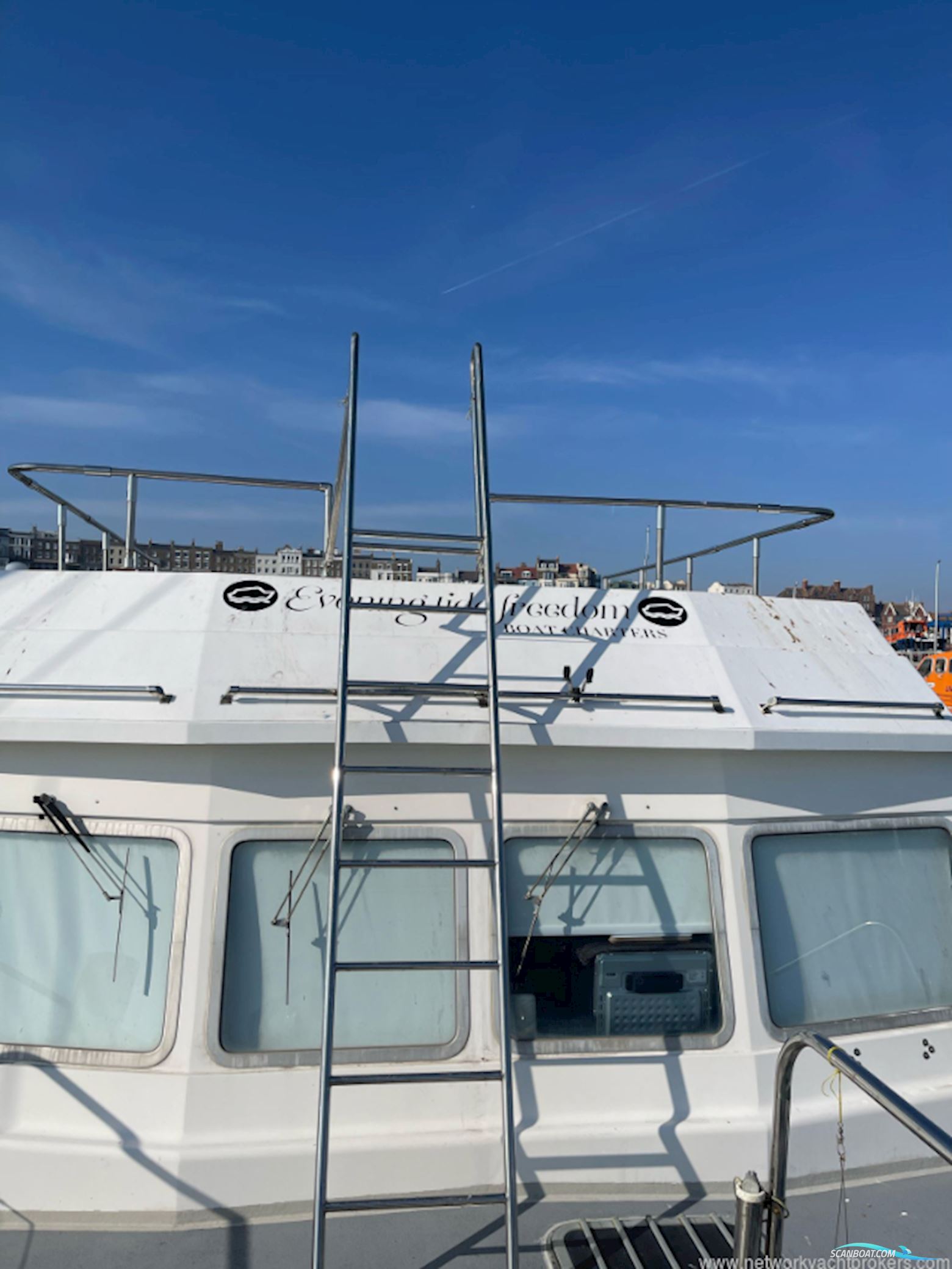 Houseboat Powercat 40 converted to a