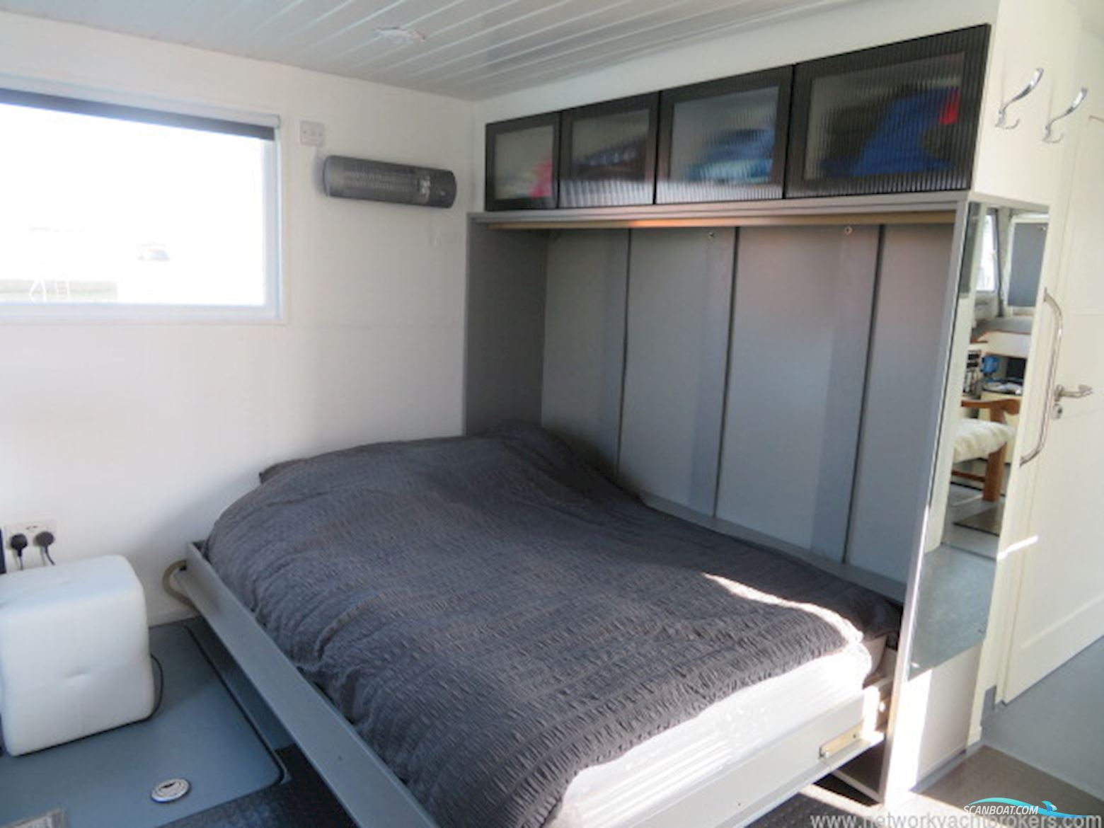 Houseboat Powercat 40 converted to a