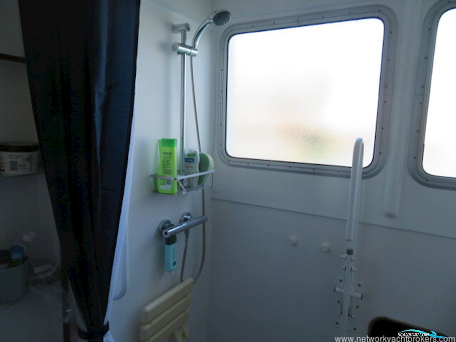 Houseboat Powercat 40 converted to a