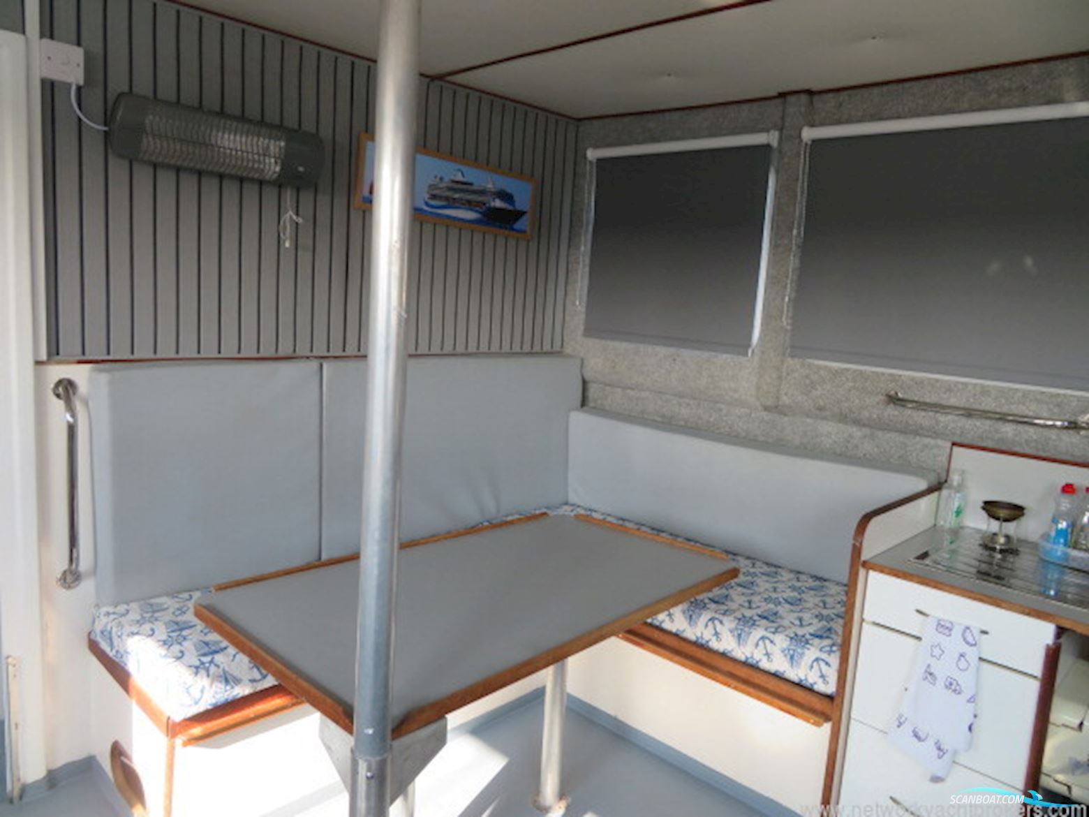 Houseboat Powercat 40 converted to a