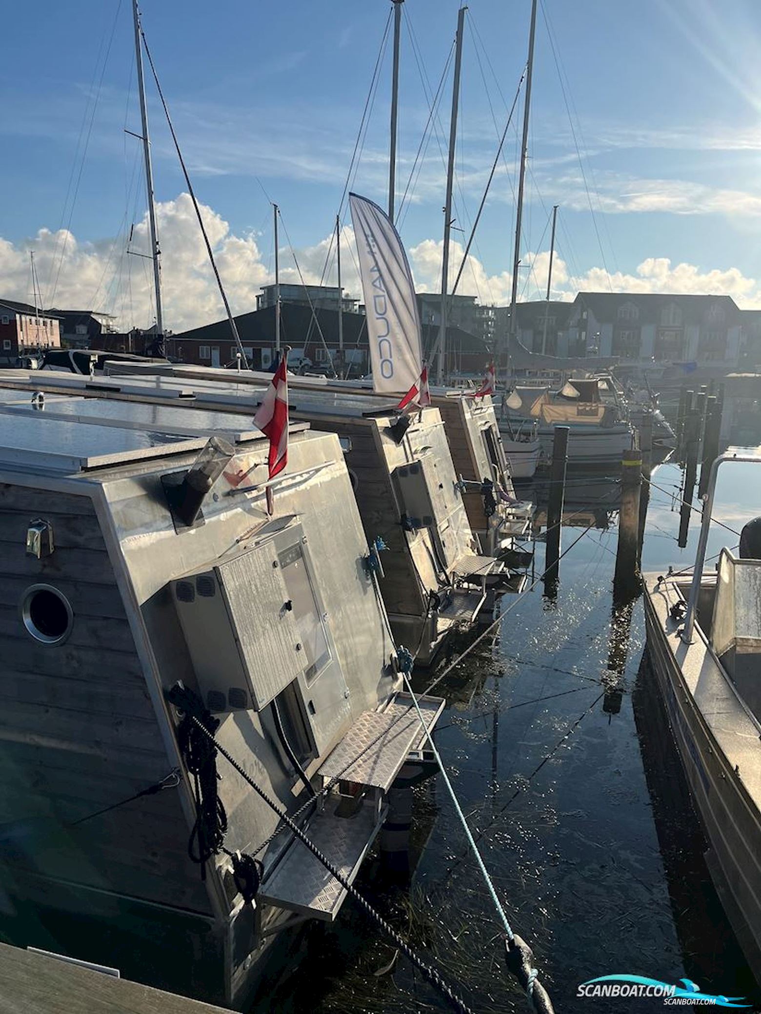 Husbåde med elmotor - udlejnings koncept eller bolig