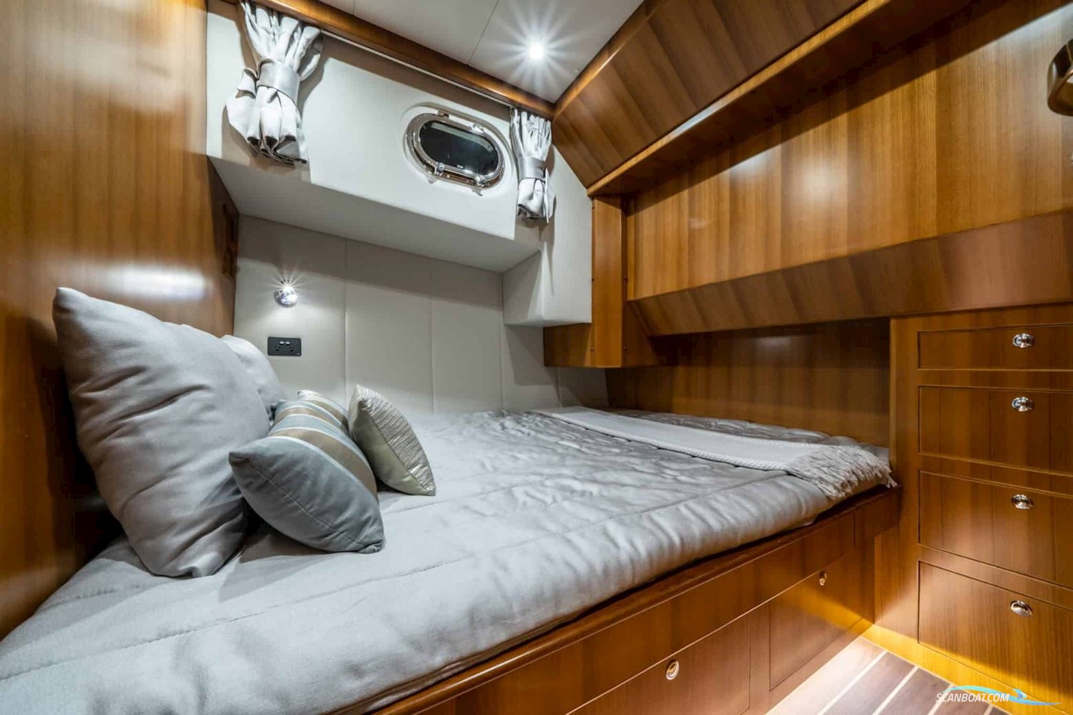 Integrity Trawlers 380Sedan