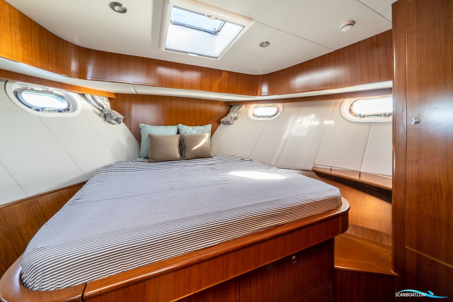 Integrity Trawlers 380Sedan