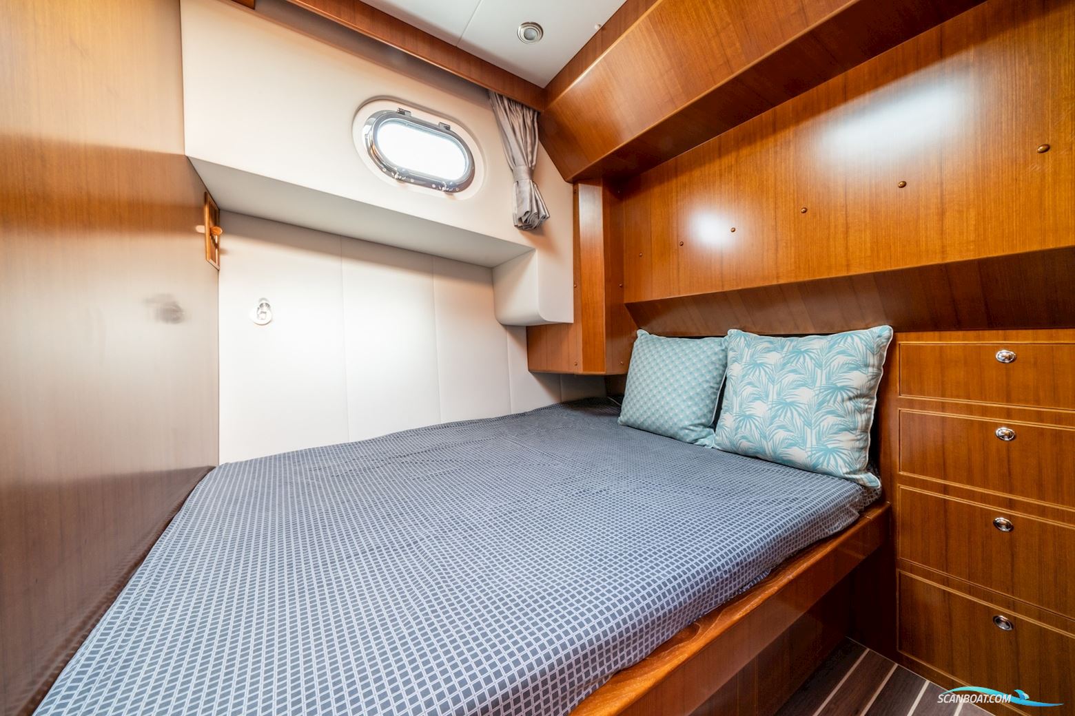 Integrity Trawlers 380Sedan