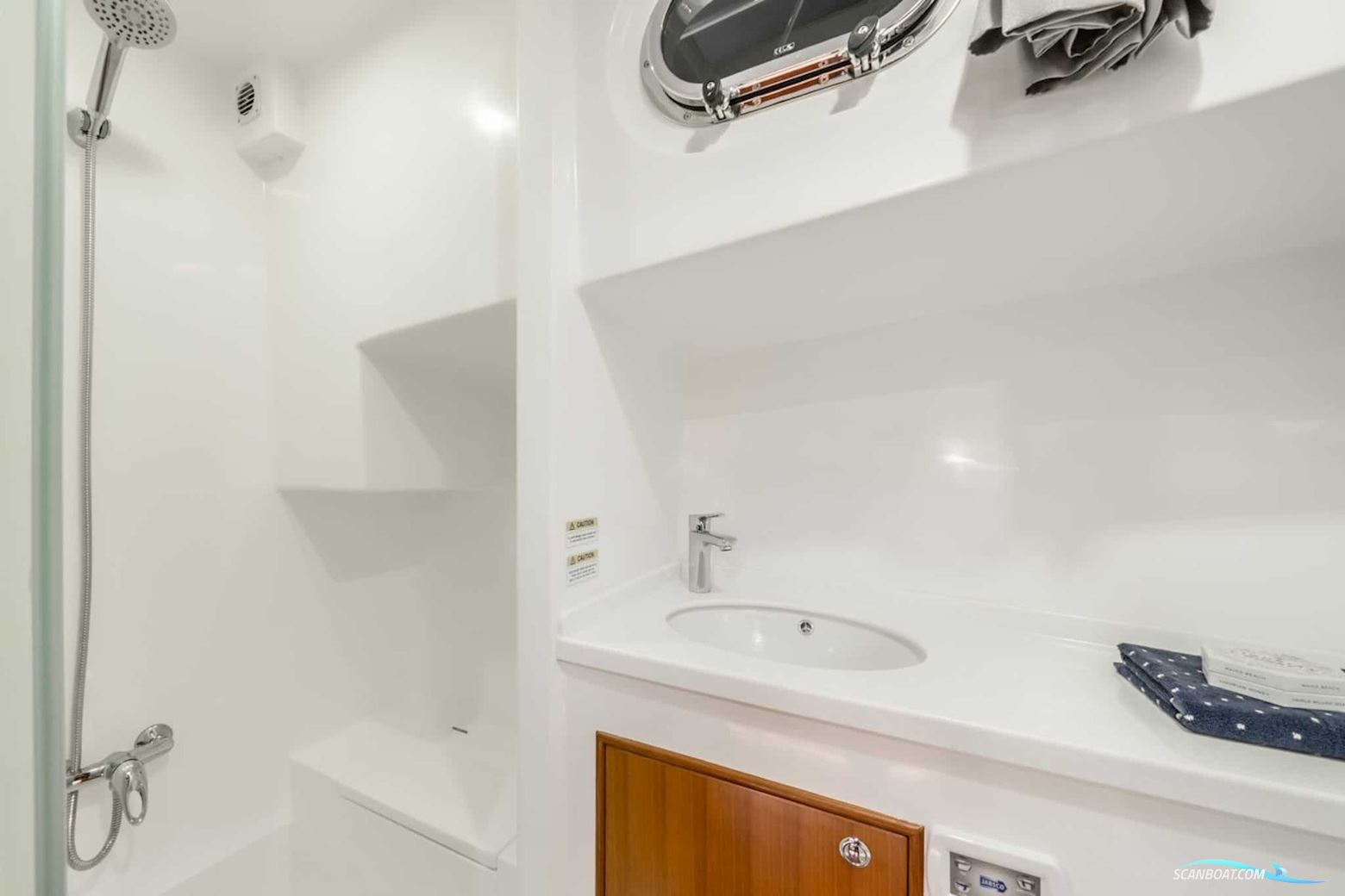 Integrity Trawlers 380Sedan