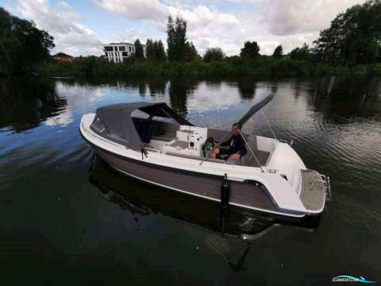 Interboat Intender 700