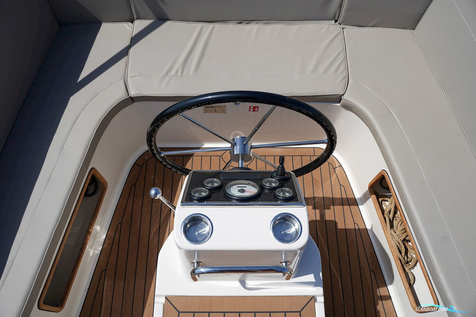 Interboat Intender 820