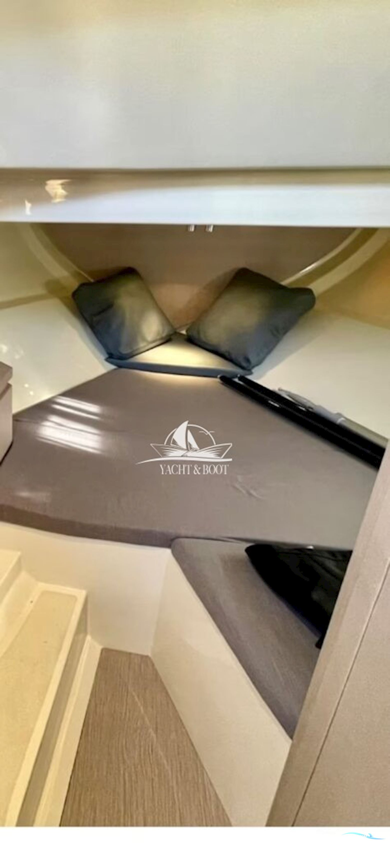 Invictus Yacht Capoforte CX 270