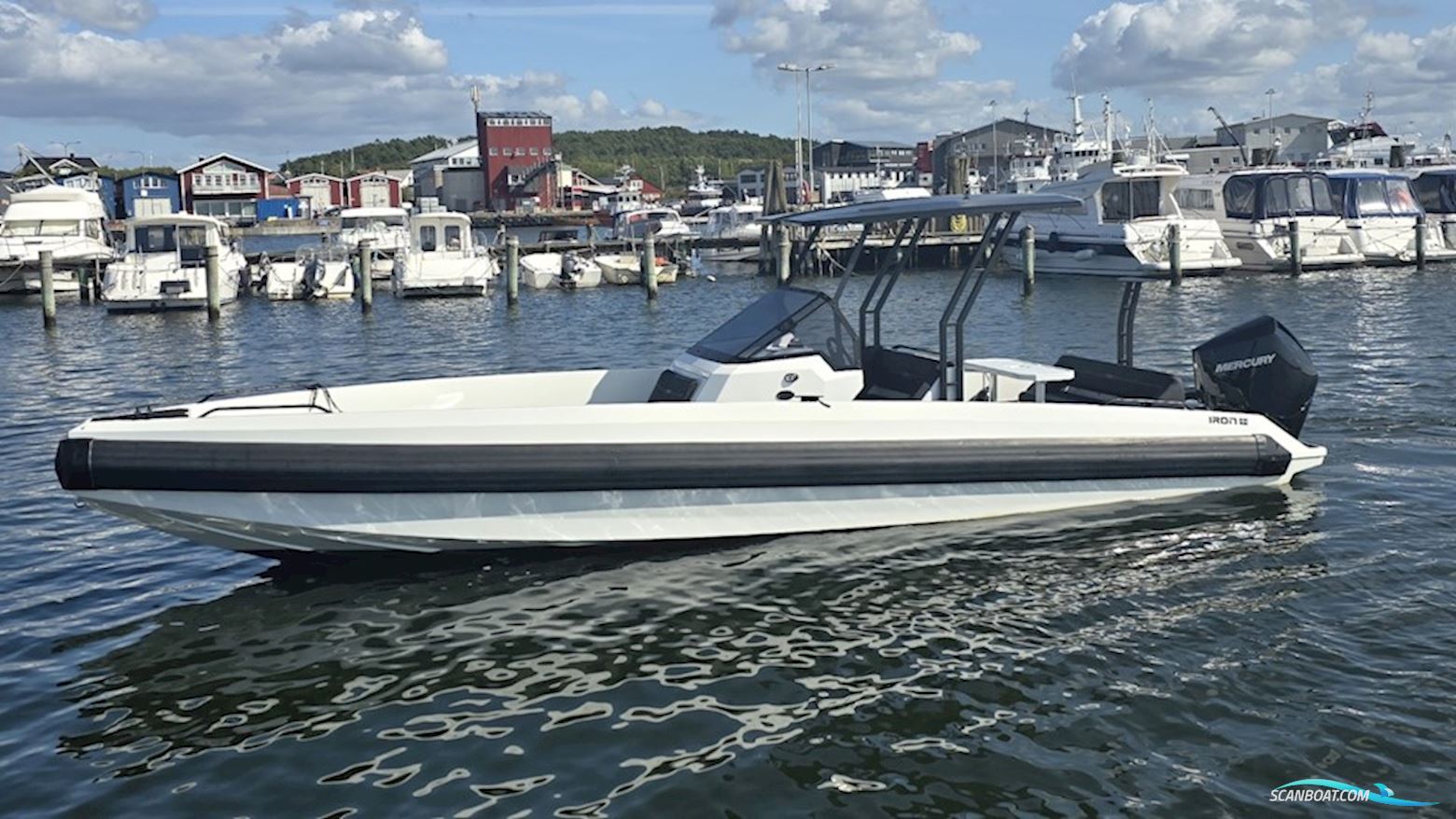 Iron 827 T-Top Motorboten 2022, met Mercury V8 Ams motor, Sweden