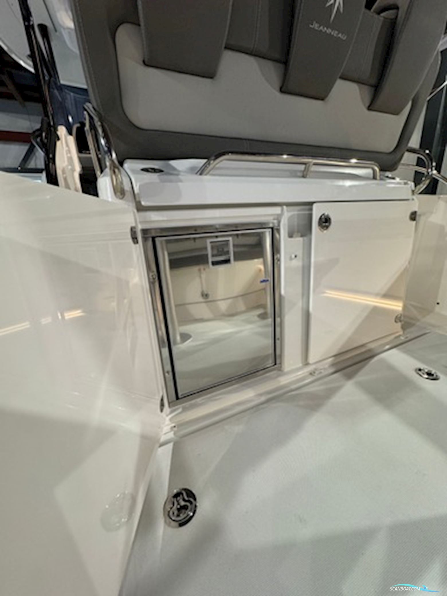 Jeanneau 9.0 Center Console