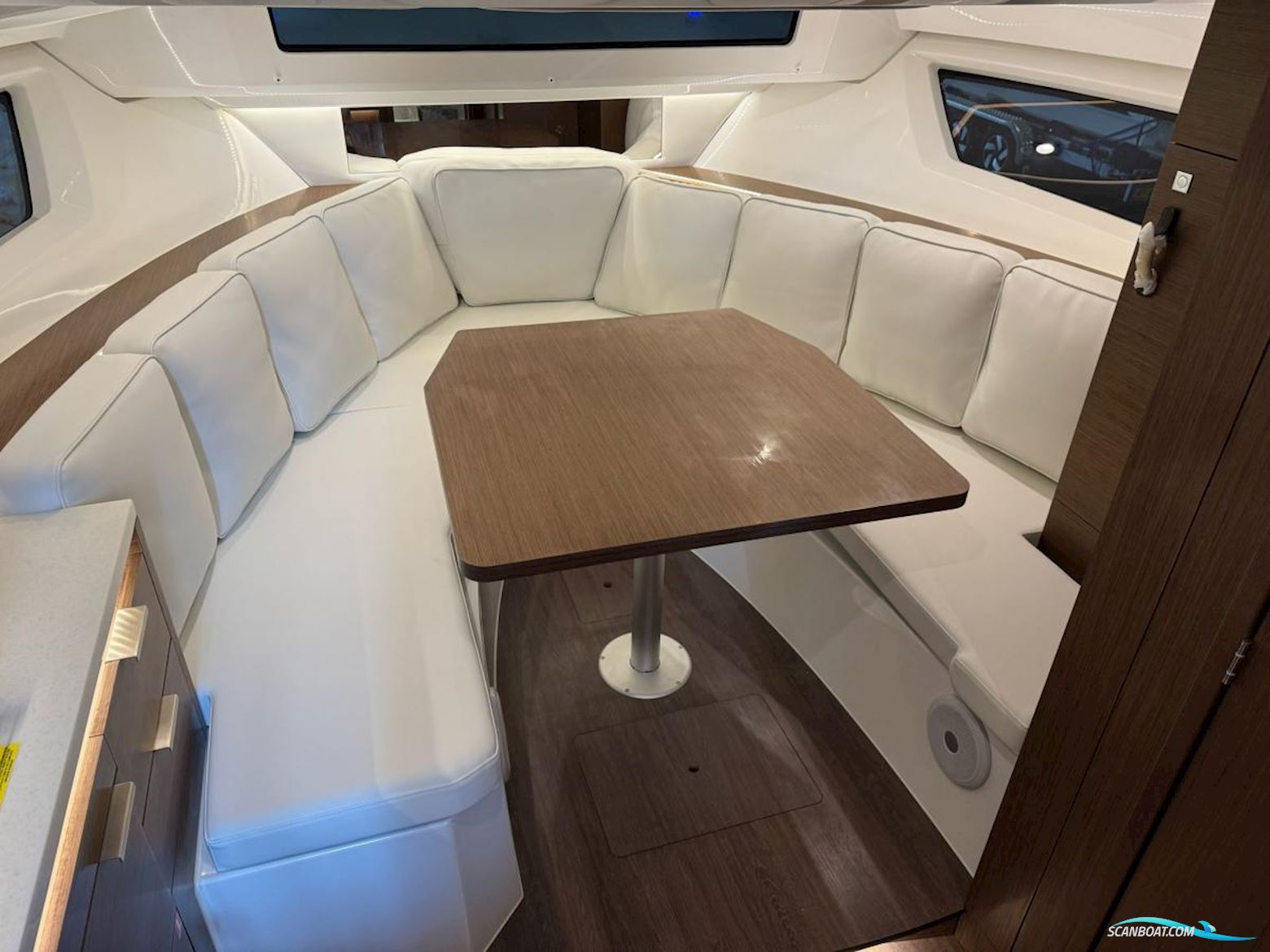 Jeanneau Cap Camarat 10.5 WA S2 op Voorraad. Dit Schip is Aanwezig op de Yamaha Stand Van Hiswa te Water 2026.