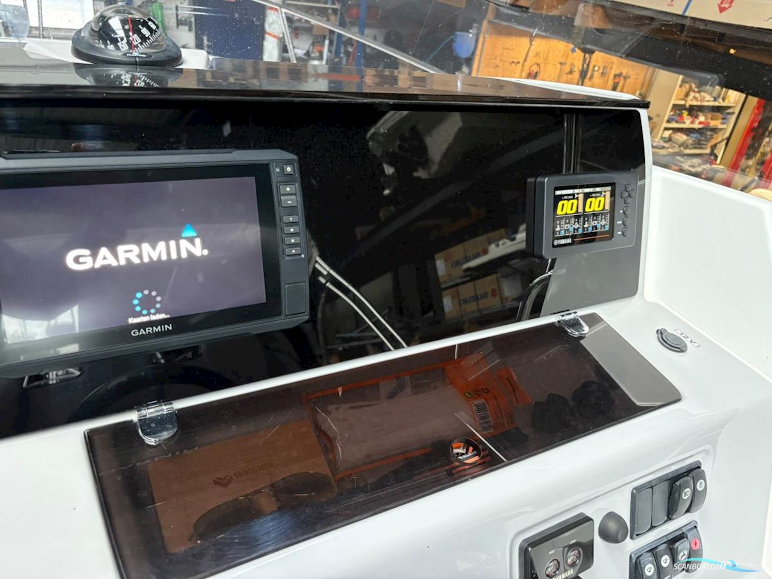 Jeanneau Cap Camarat 9.0 Center Console