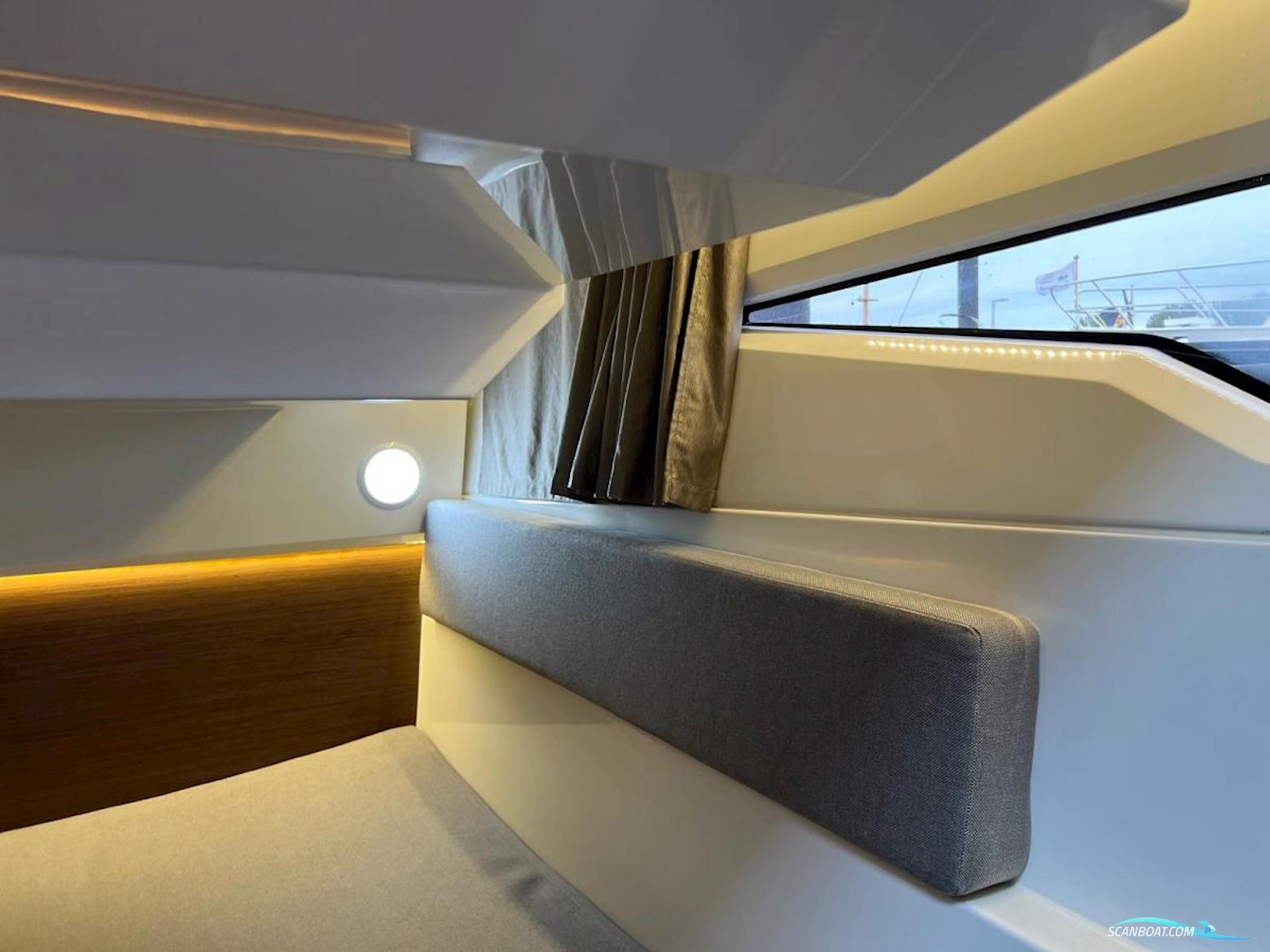 Jeanneau Merry Fisher 895 met boeg en heckschroef