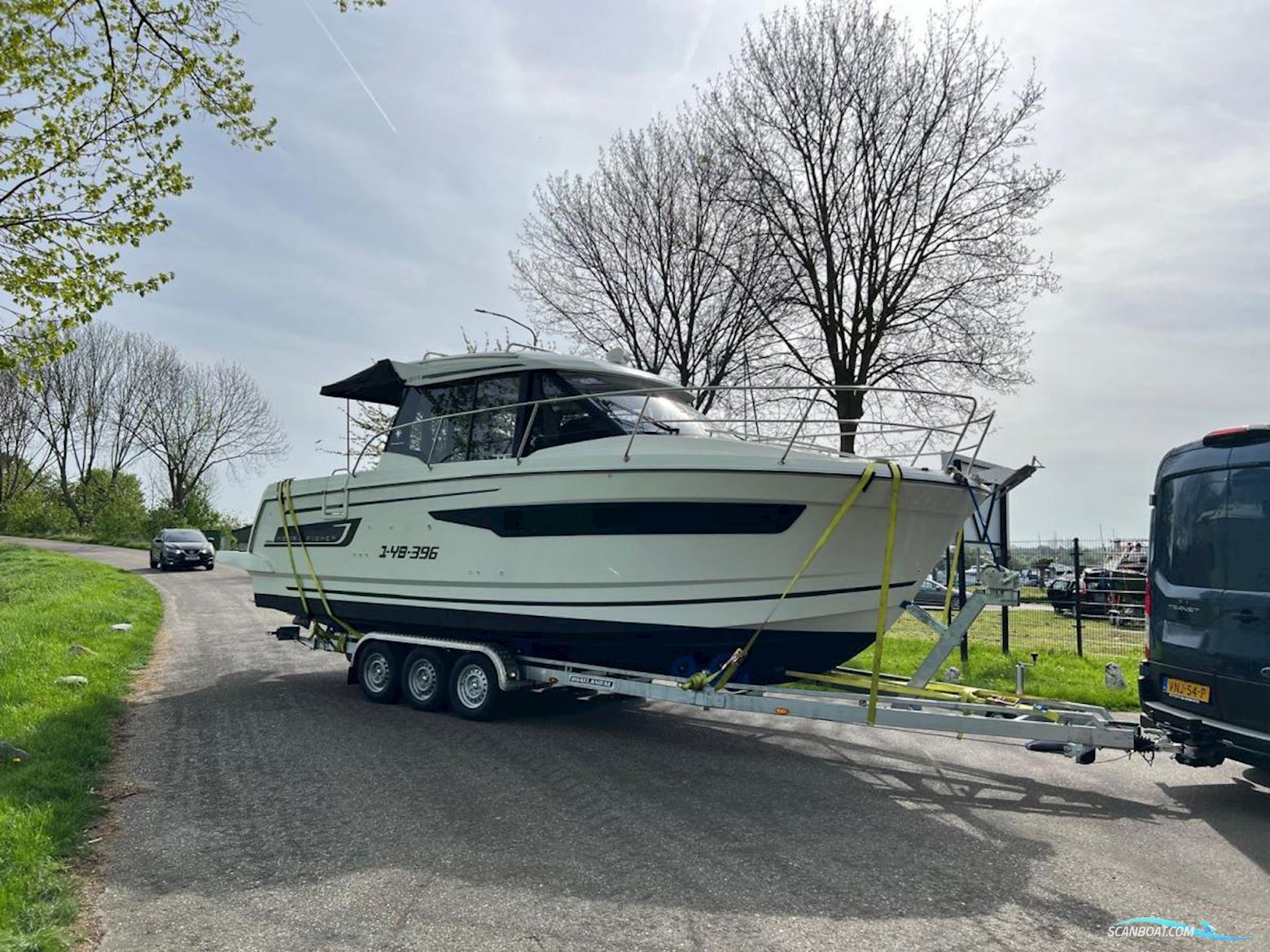 Jeanneau Merry Fisher 895 met boeg en heckschroef