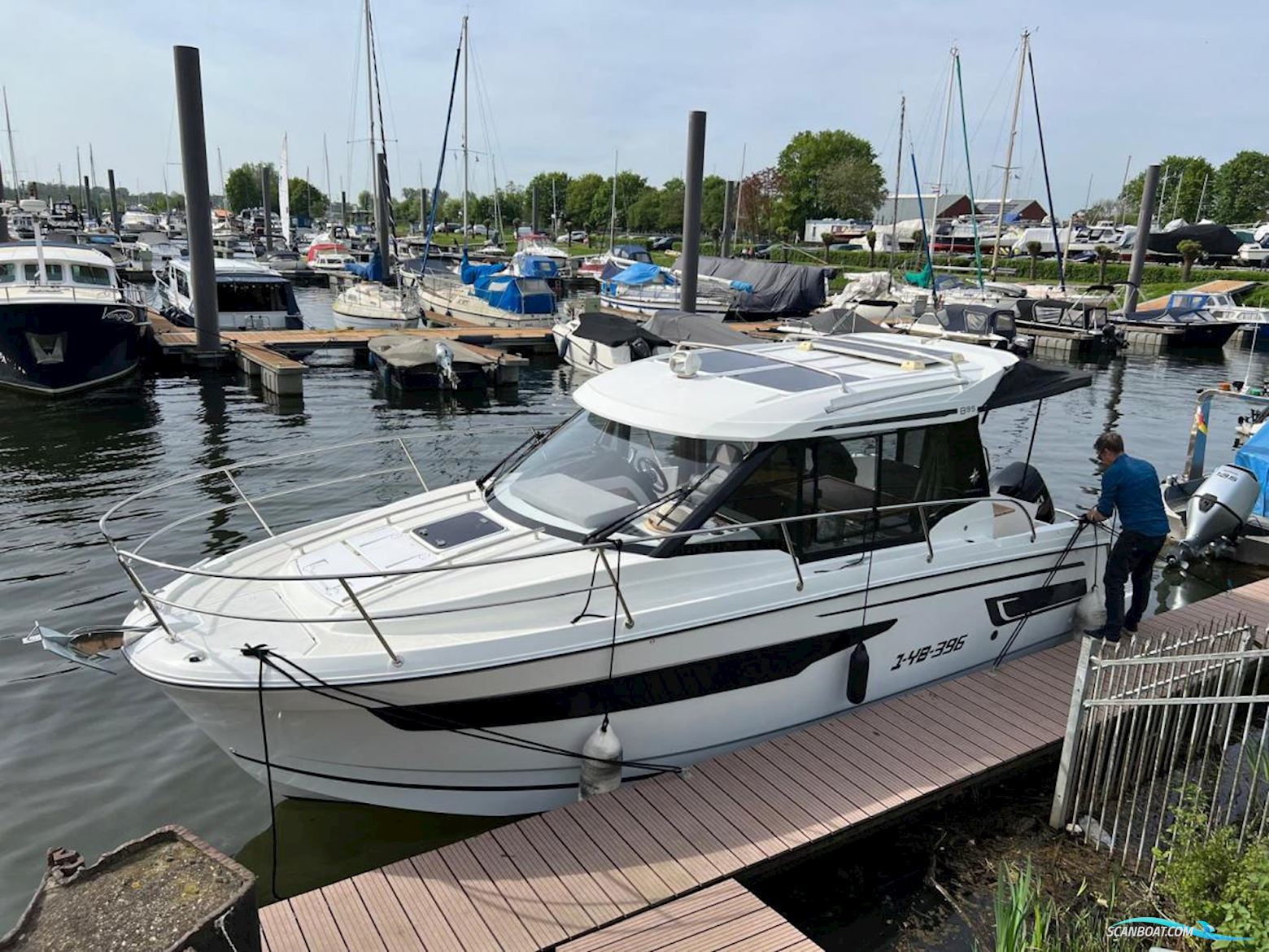 Jeanneau Merry Fisher 895 met boeg en heckschroef