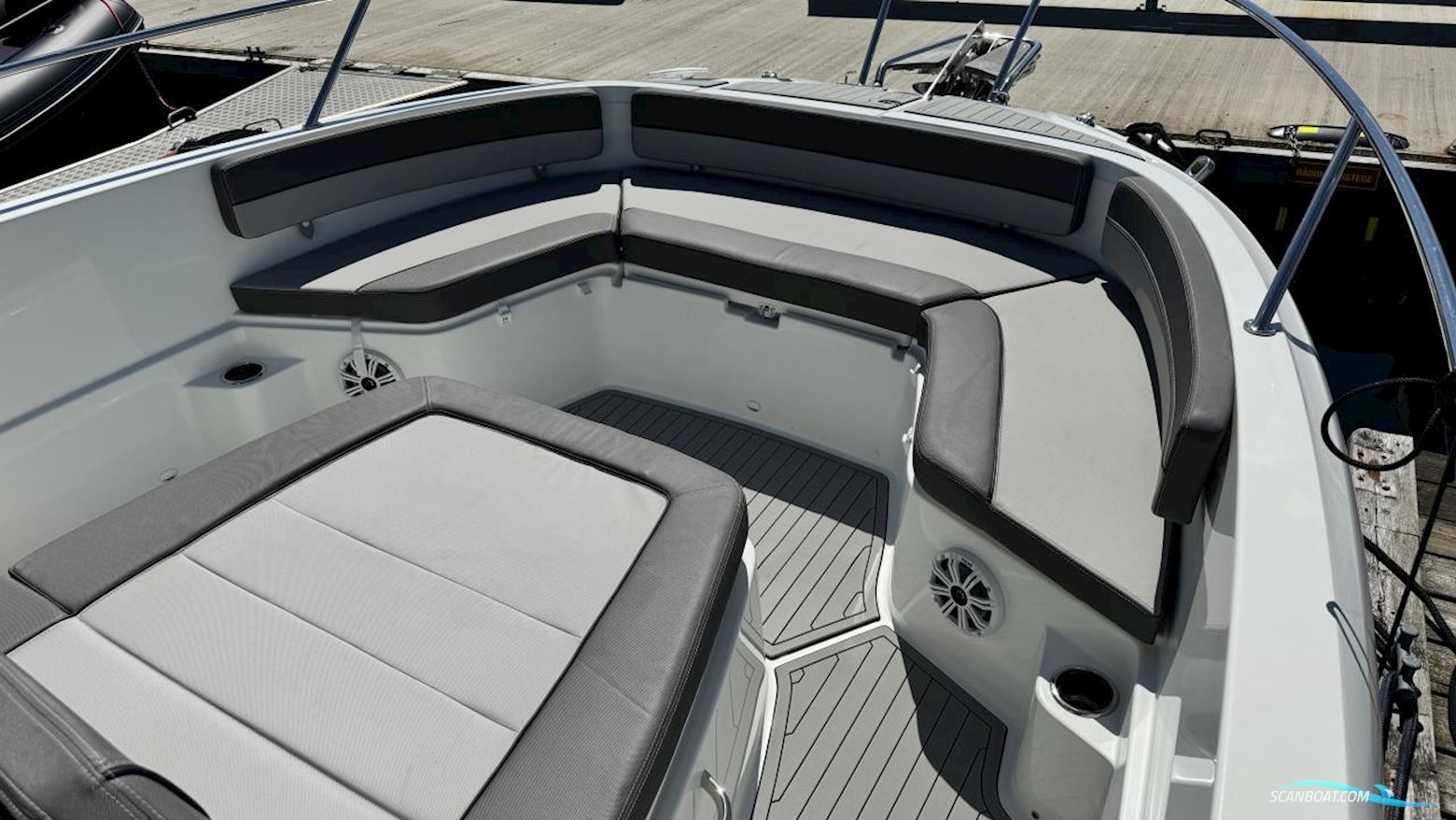 JEANNEAU MOTORBÅT Cap Camarat 9.0 CC