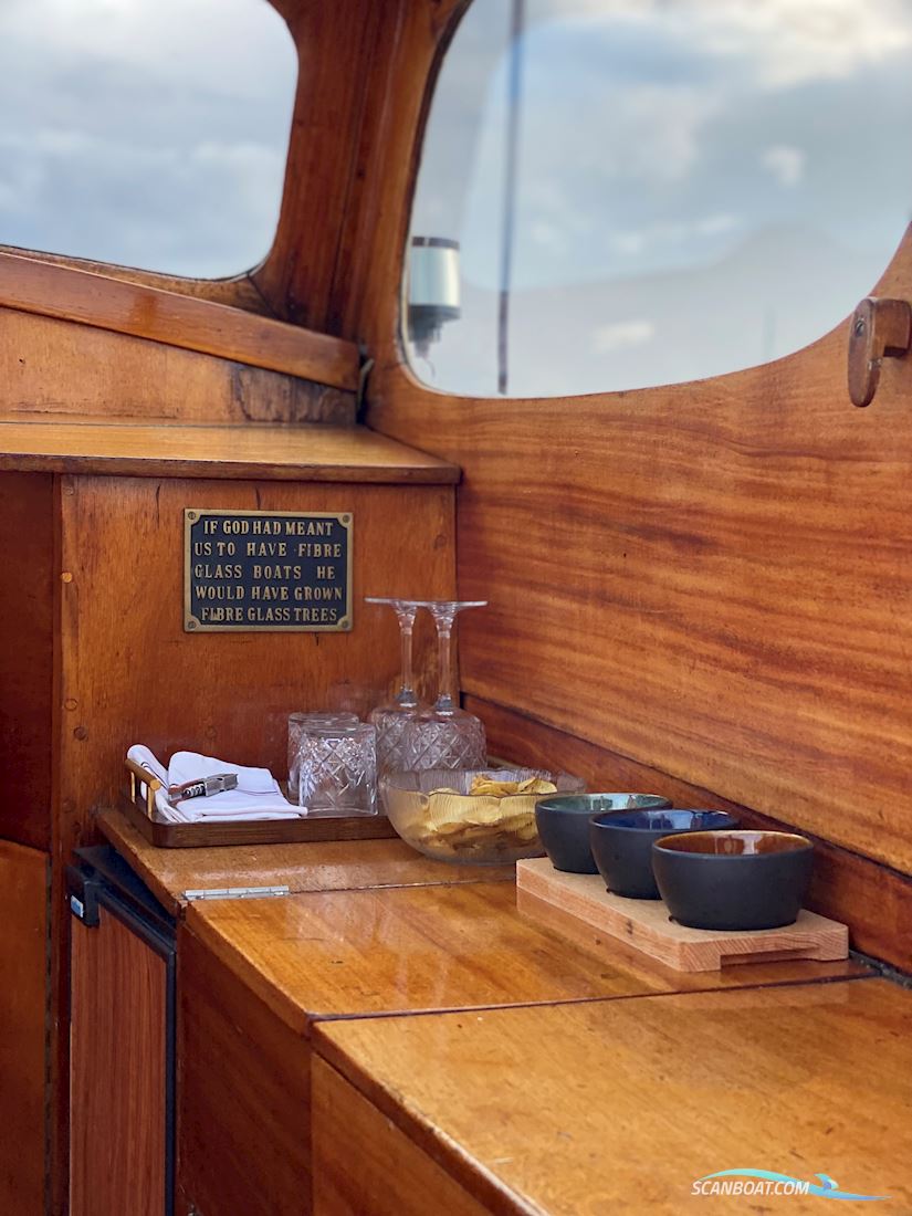 Klassisk Mahognibåd Ny motor 17 T  Epoxy UVSkrog. 