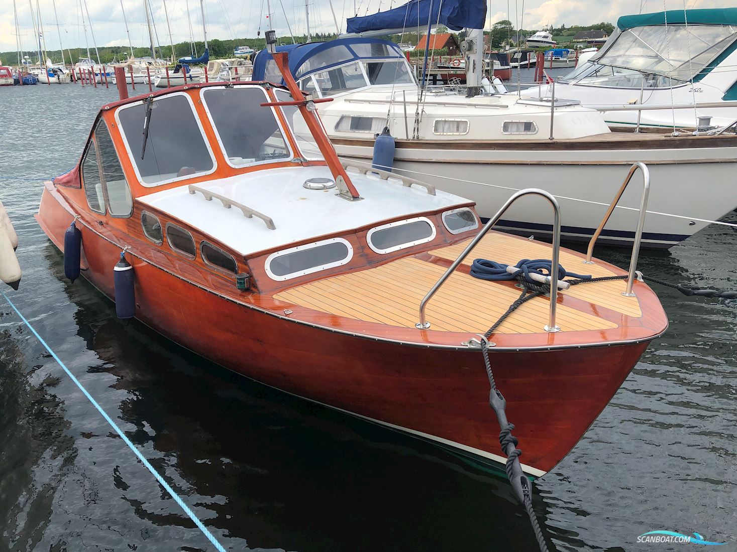 Klassisk Mahogny Motorbåd Med Dieselmotor Motorboten 1960, met Yanmar motor, Denemarken