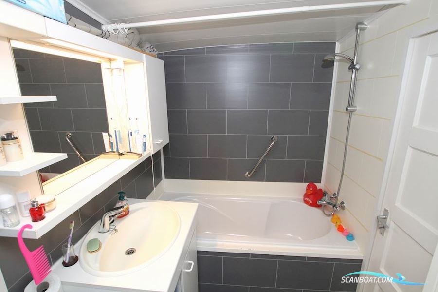 Liveaboard explorer yacht