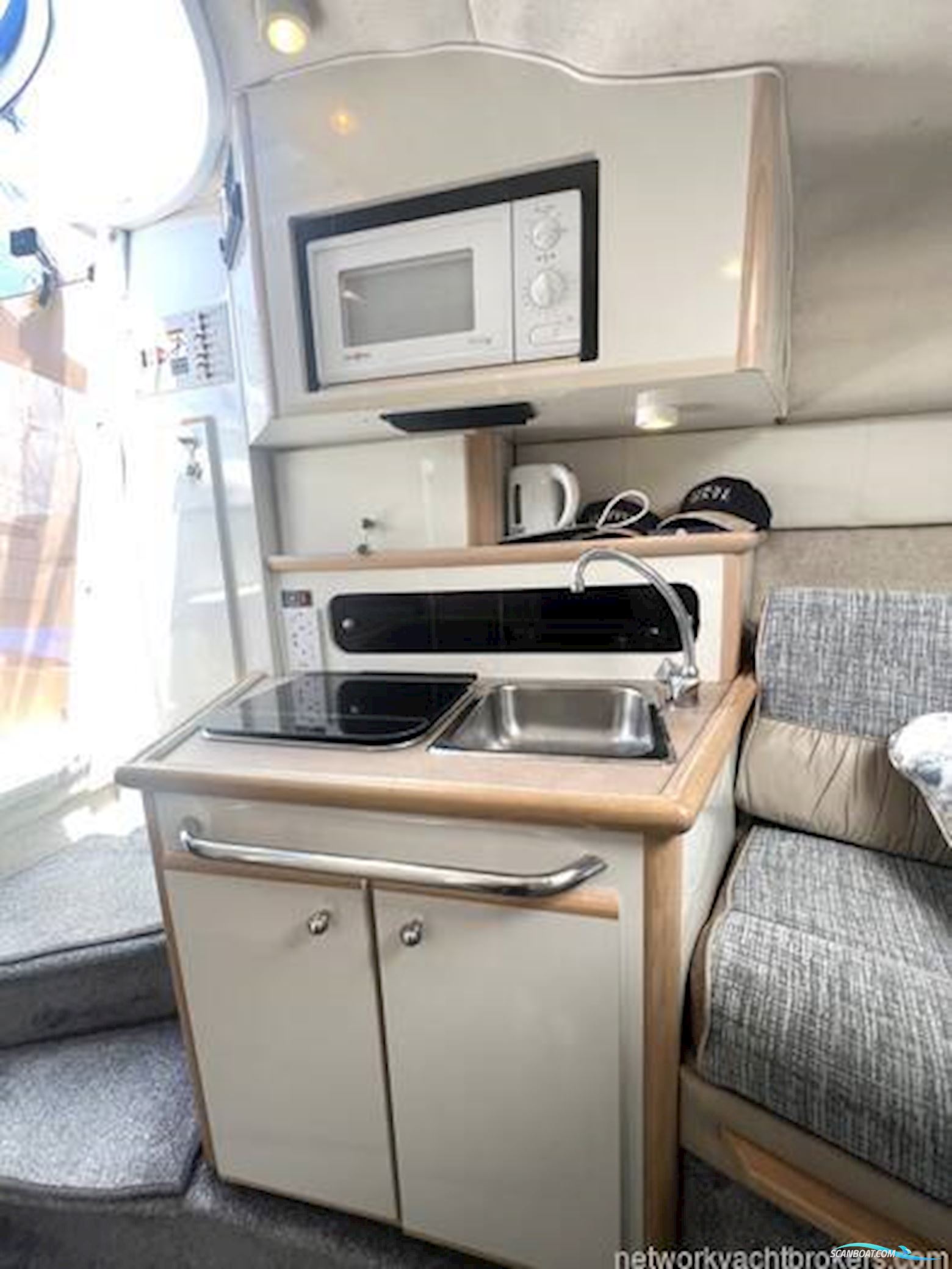Maxum 2400 Scr