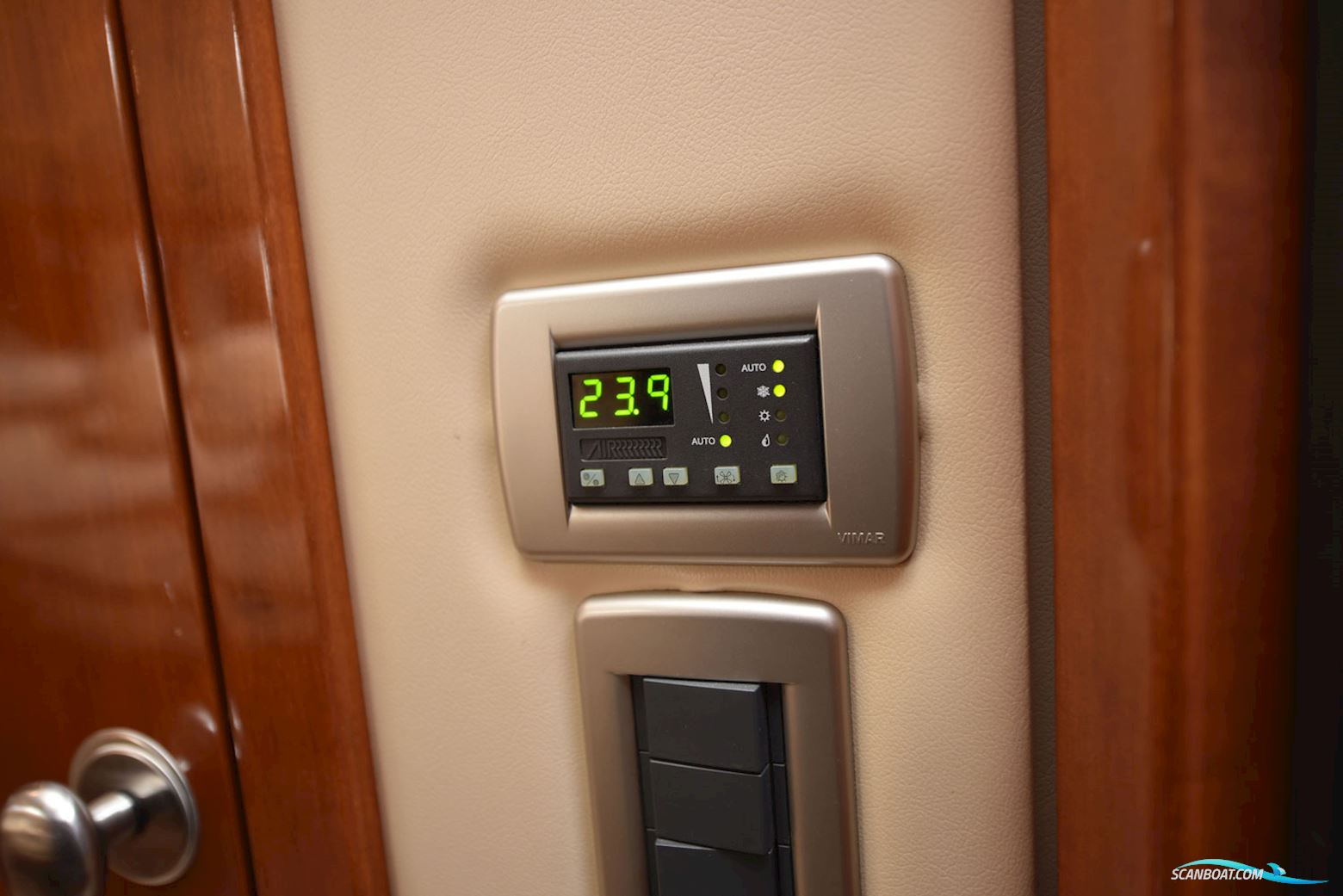 Meridian Meridian 391SB Sedan