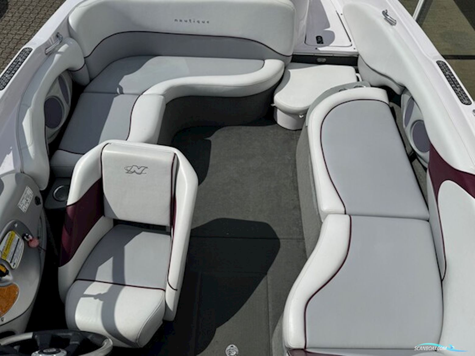 Nautique 226 Limited med 375 hk ZR6 8,1L V8 i/o og 3000 kg Humbauer bådtrailer - Engros til CVR nummer