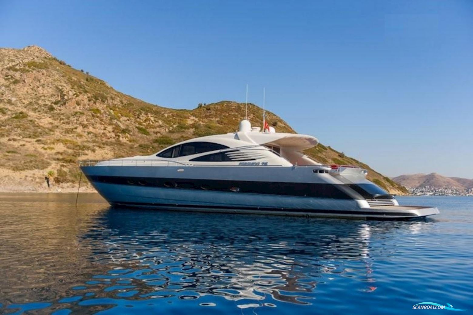 Pershing 76