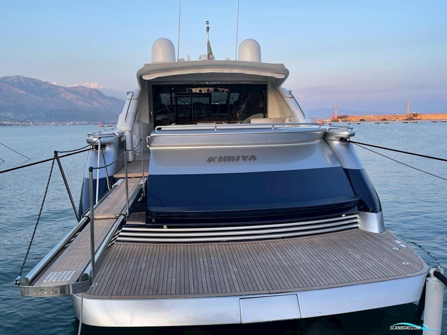 Pershing 76