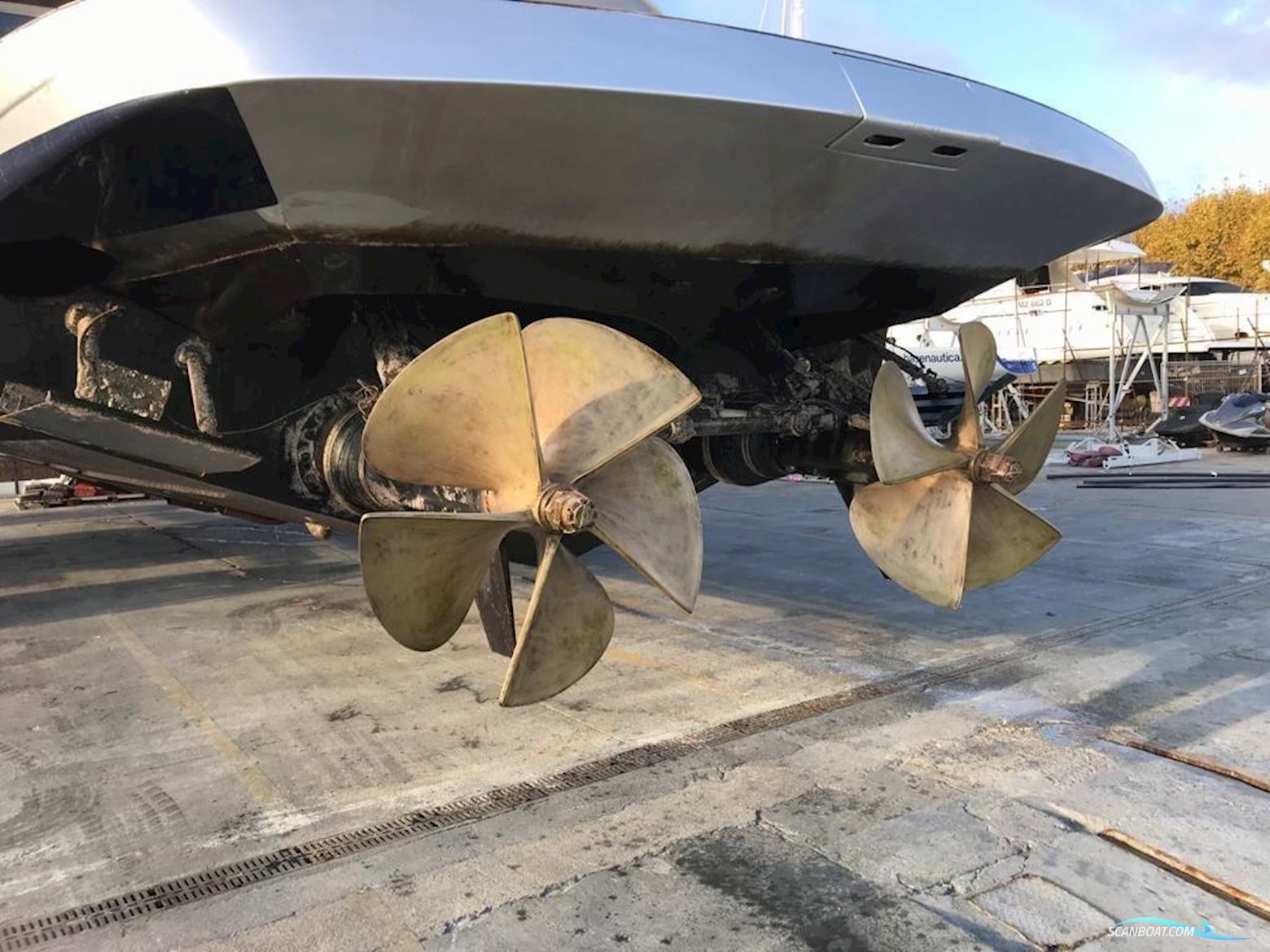 Pershing 76