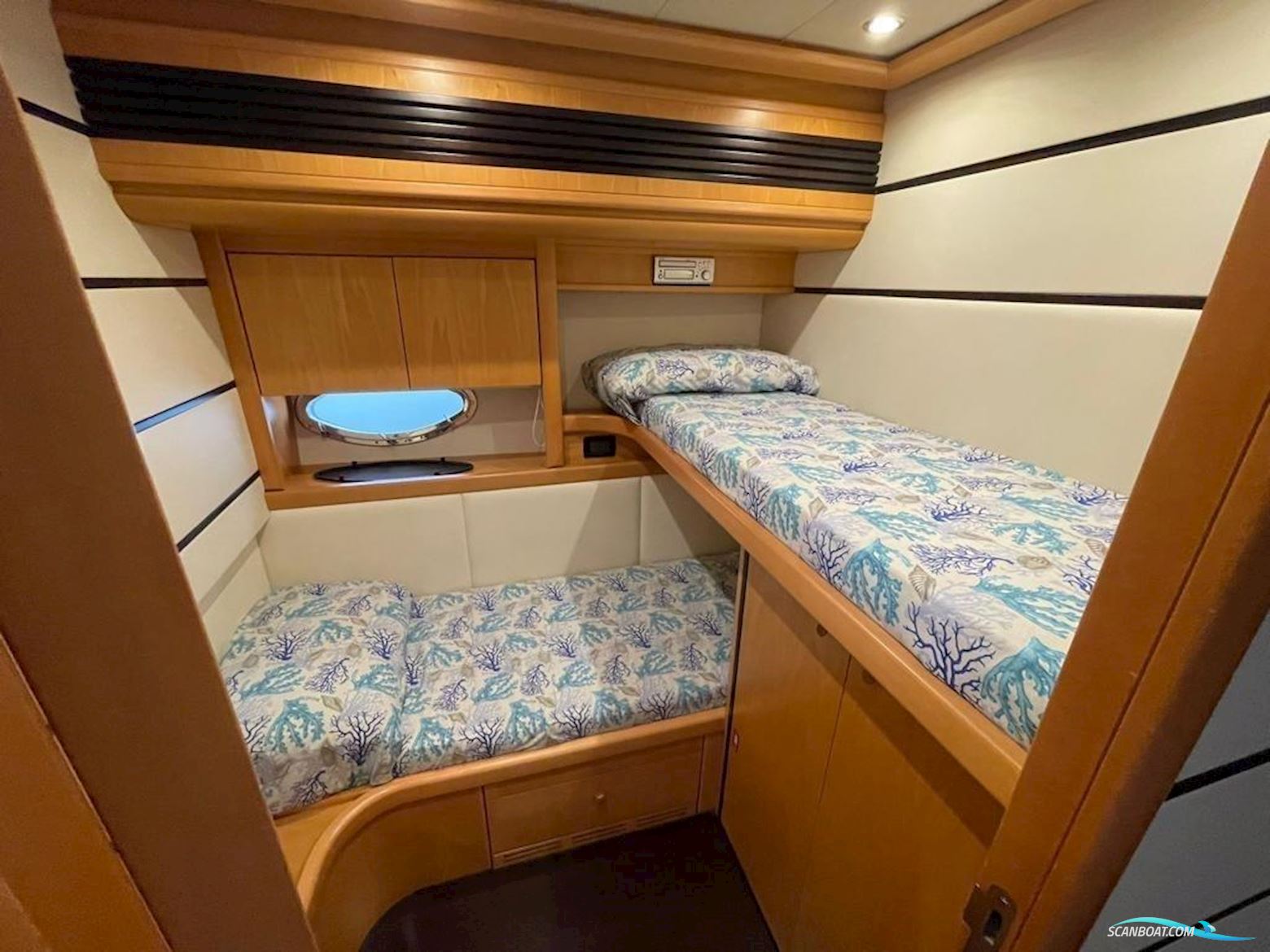 Pershing 76