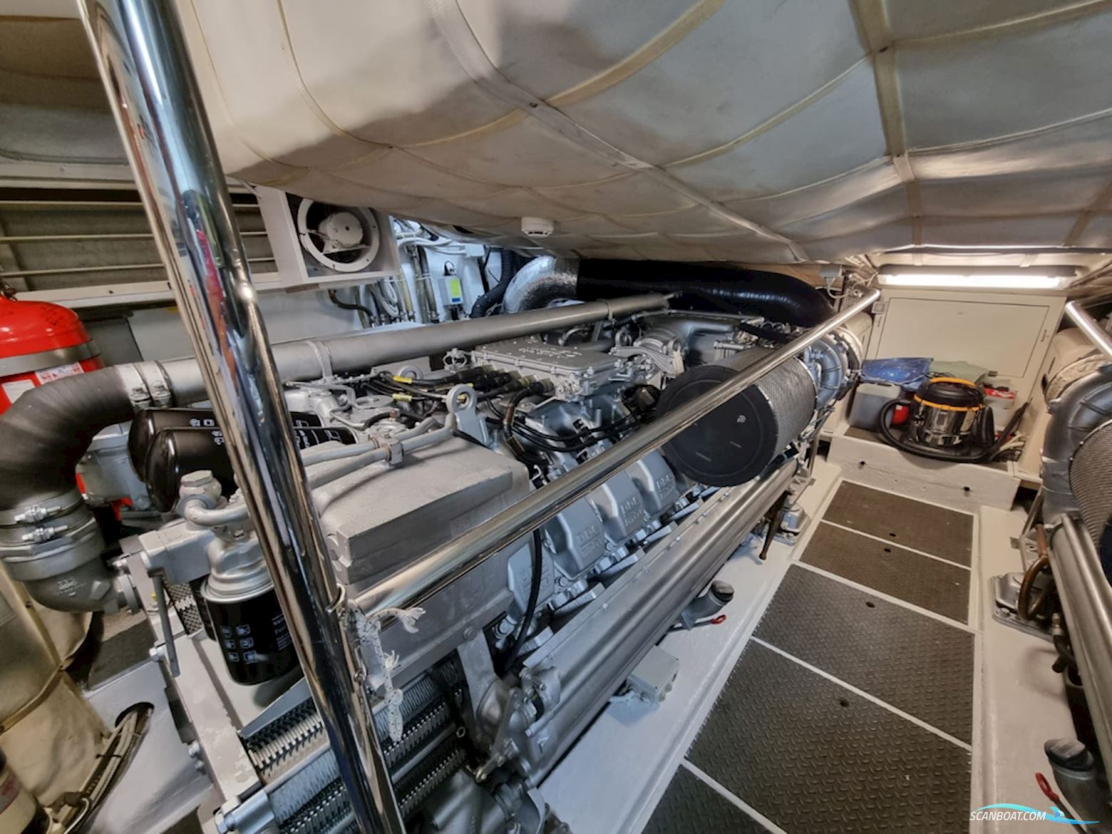 Pershing 76