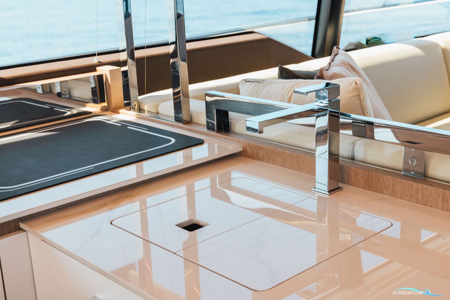 Prestige 690 flybridge